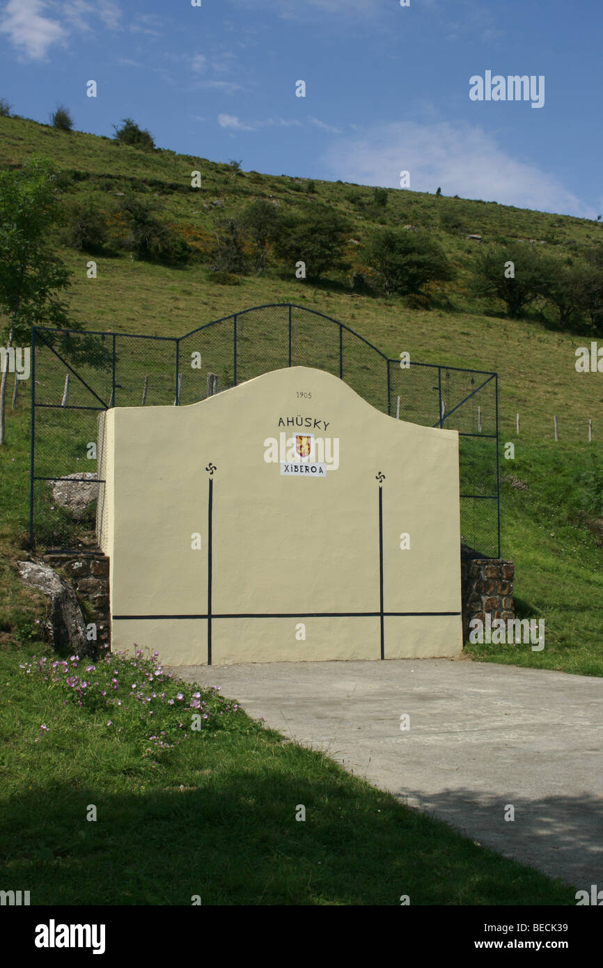 Le fronton utilisé pour jouer Pelote Basque à Ahusquy, France Banque D'Images