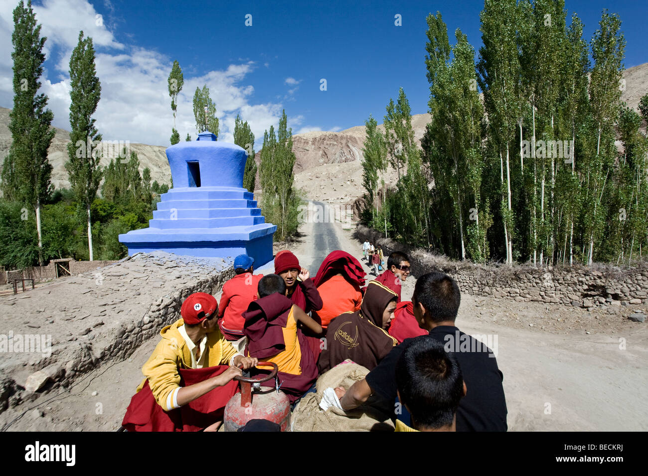 Les moines bouddhistes, assis sur le toit d'un bus. Leh-Lamayuru road. Ladakh. L'Inde Banque D'Images