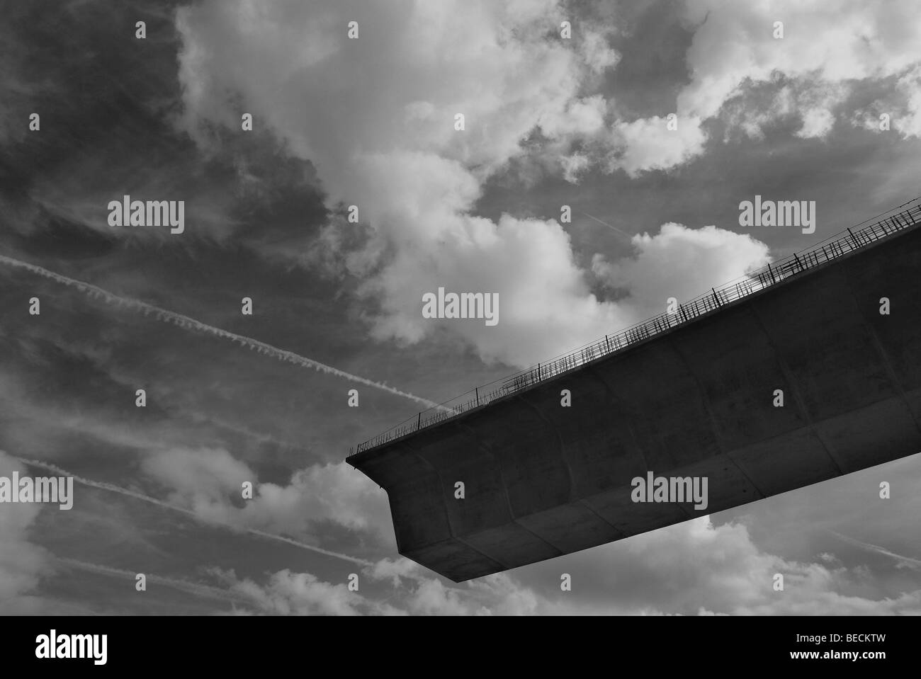 Low angle view of an incomplete viaduc surélevé Banque D'Images