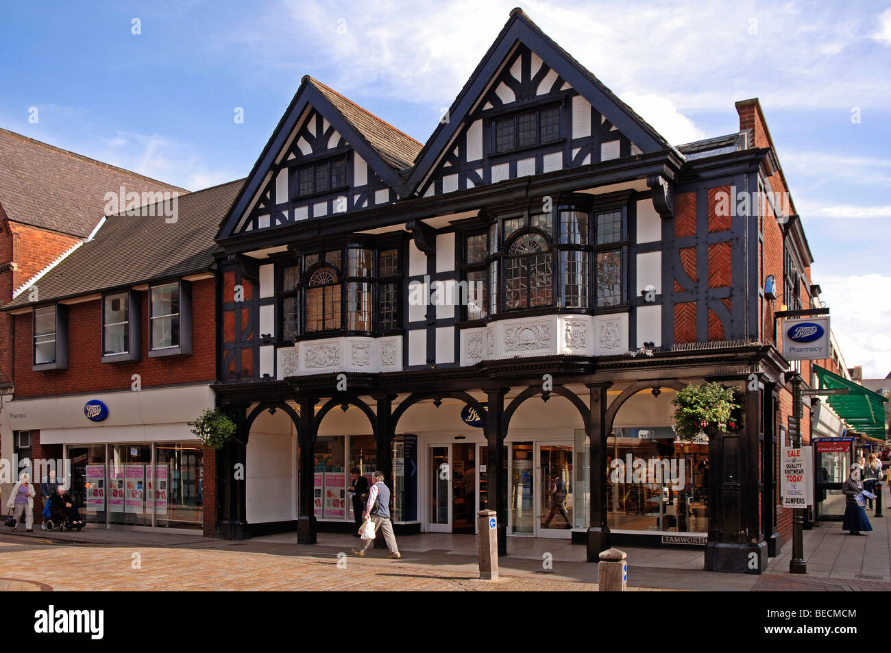 Le vieil anglais avec des maisons à colombages de style Tudor, pharmacie, Lichfield, Angleterre, Europe Banque D'Images