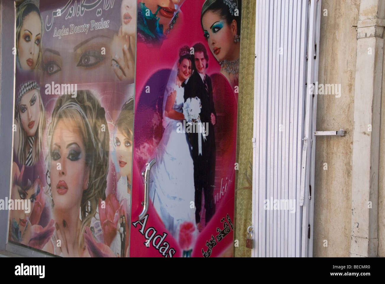 Août 2009 L'Afghanistan. .Photos de Kaboul les femmes attirantes avec make-up à l'extérieur un salon de beauté. Banque D'Images