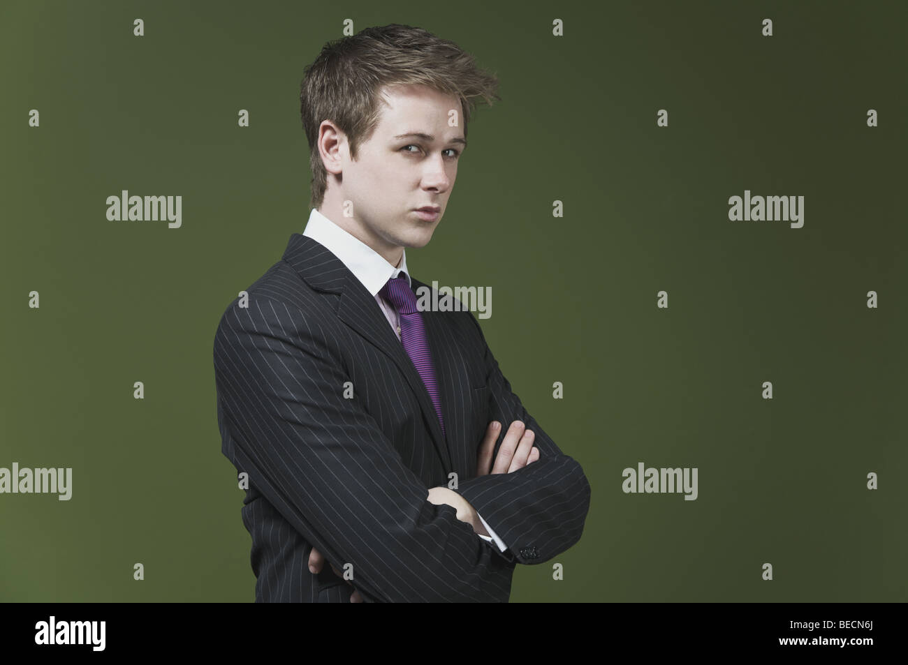 Portrait d'un homme, les bras croisés Banque D'Images