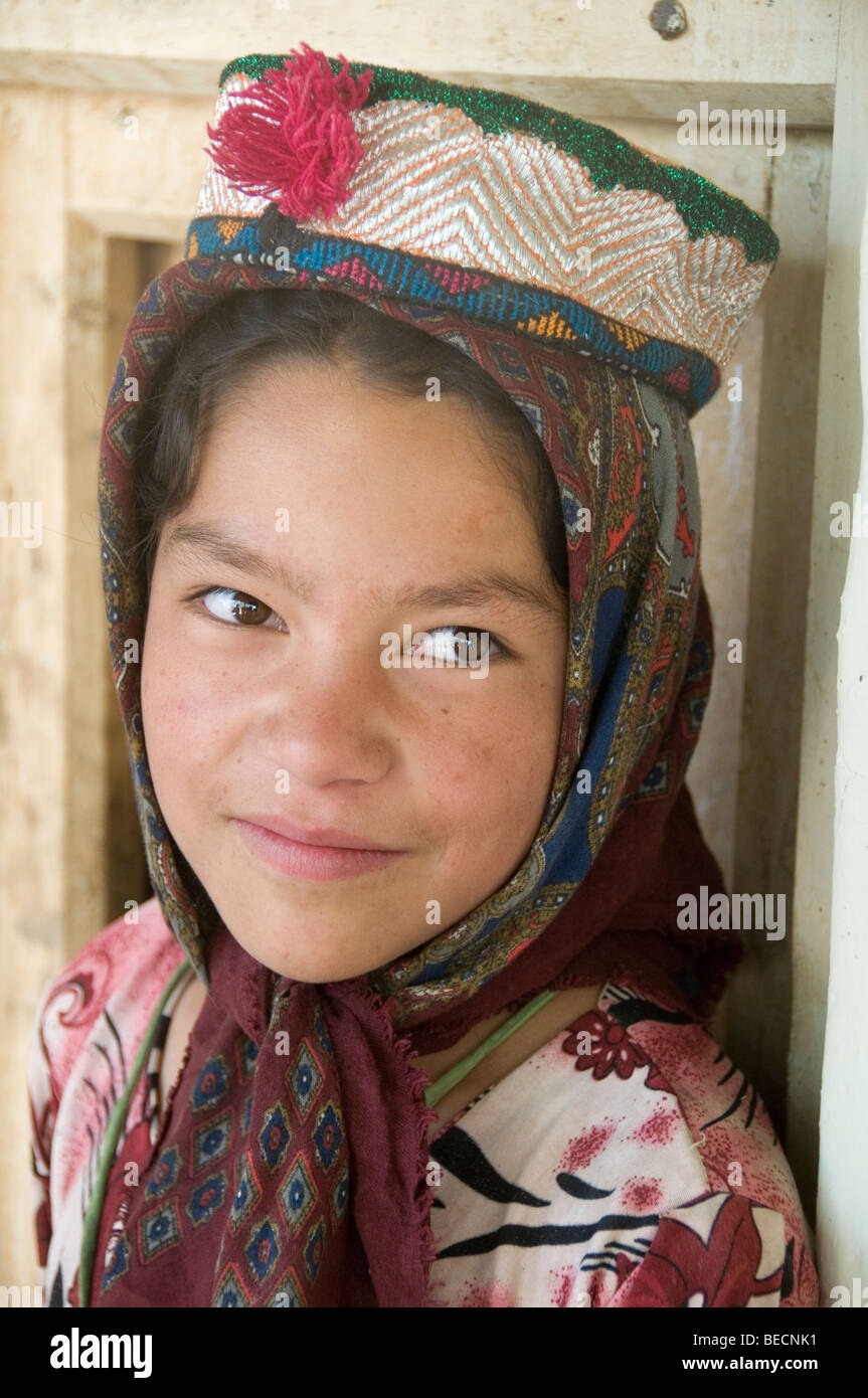 L'Afghanistan .Balkh . Chearkent district. Jeune fille portant un chapeau  décoré sur le dessus de son écharpe Photo Stock - Alamy