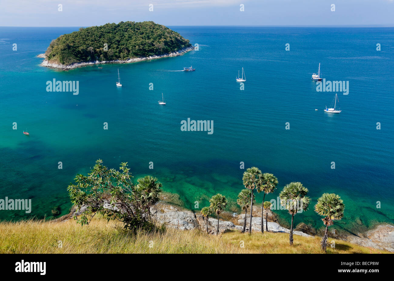 Côte au Nai Harn Beach view de Ko Man Island l'île de Phuket au sud de la Thaïlande Asie du sud-est Banque D'Images