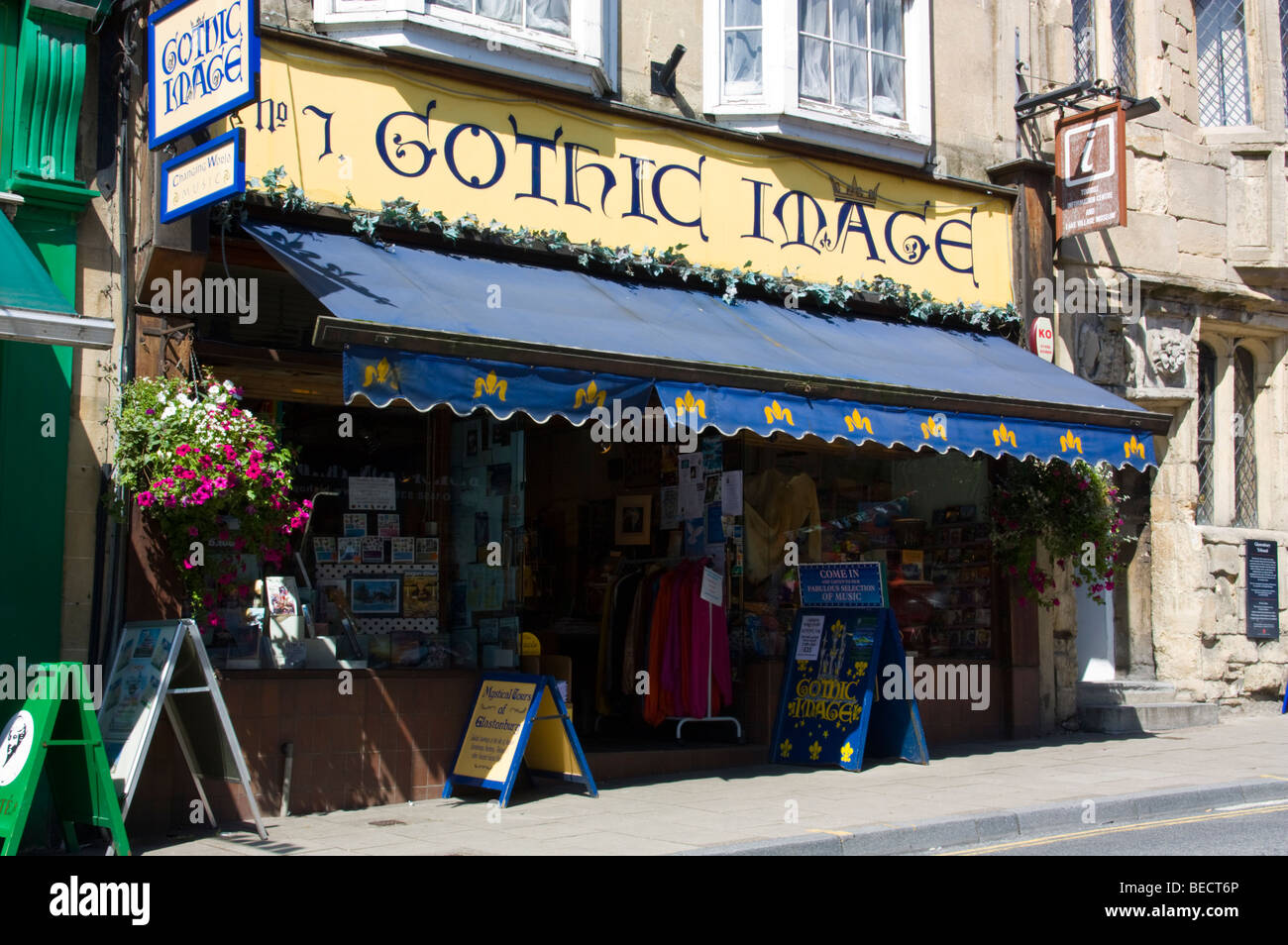 Scène de rue, England UK Somerset Glastonbury Banque D'Images