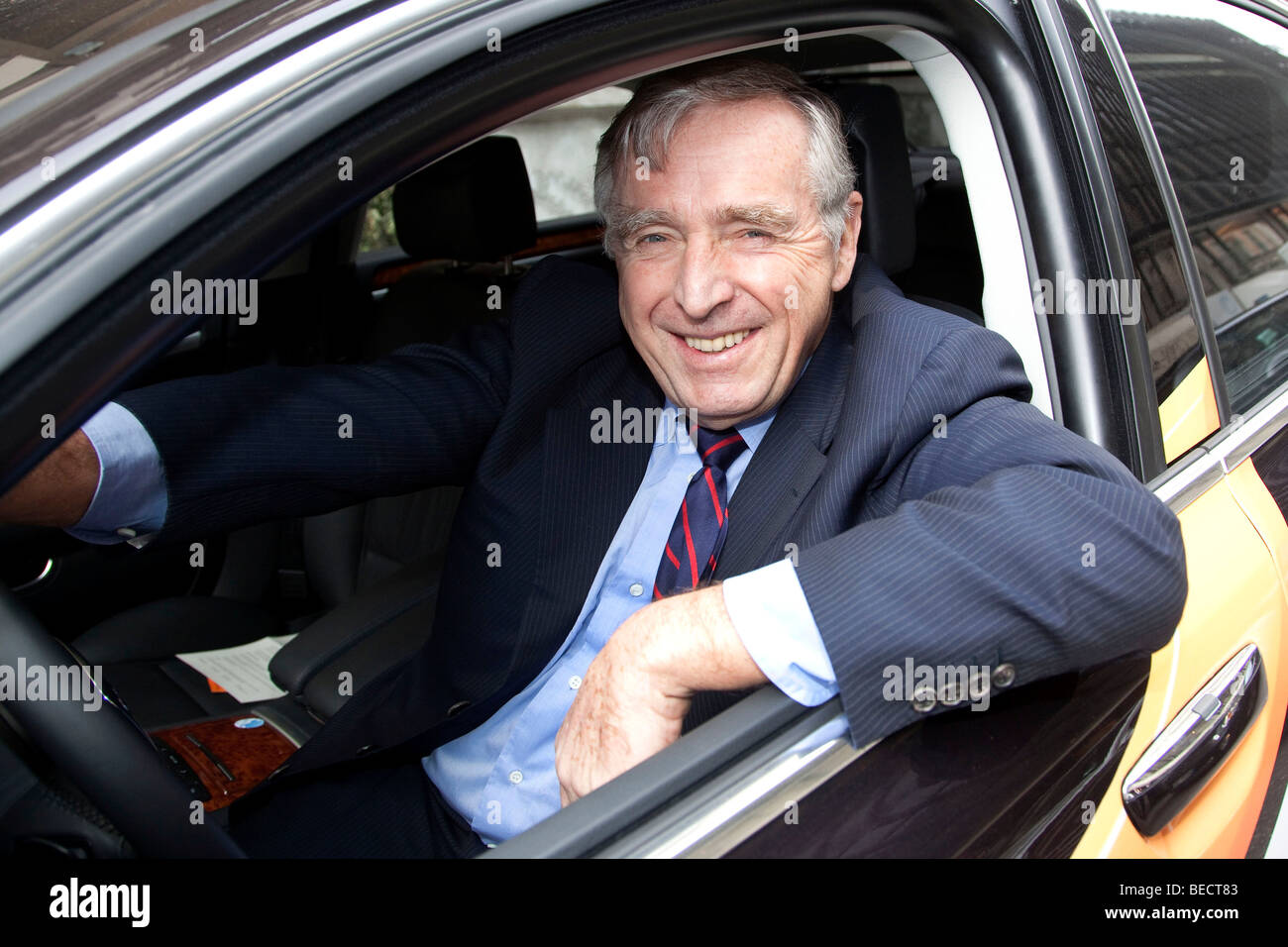 Erich Sixt, chef de la direction et de l'actionnaire principal de la Sixt AG, assise dans une voiture avec le logo de Sixt Banque D'Images