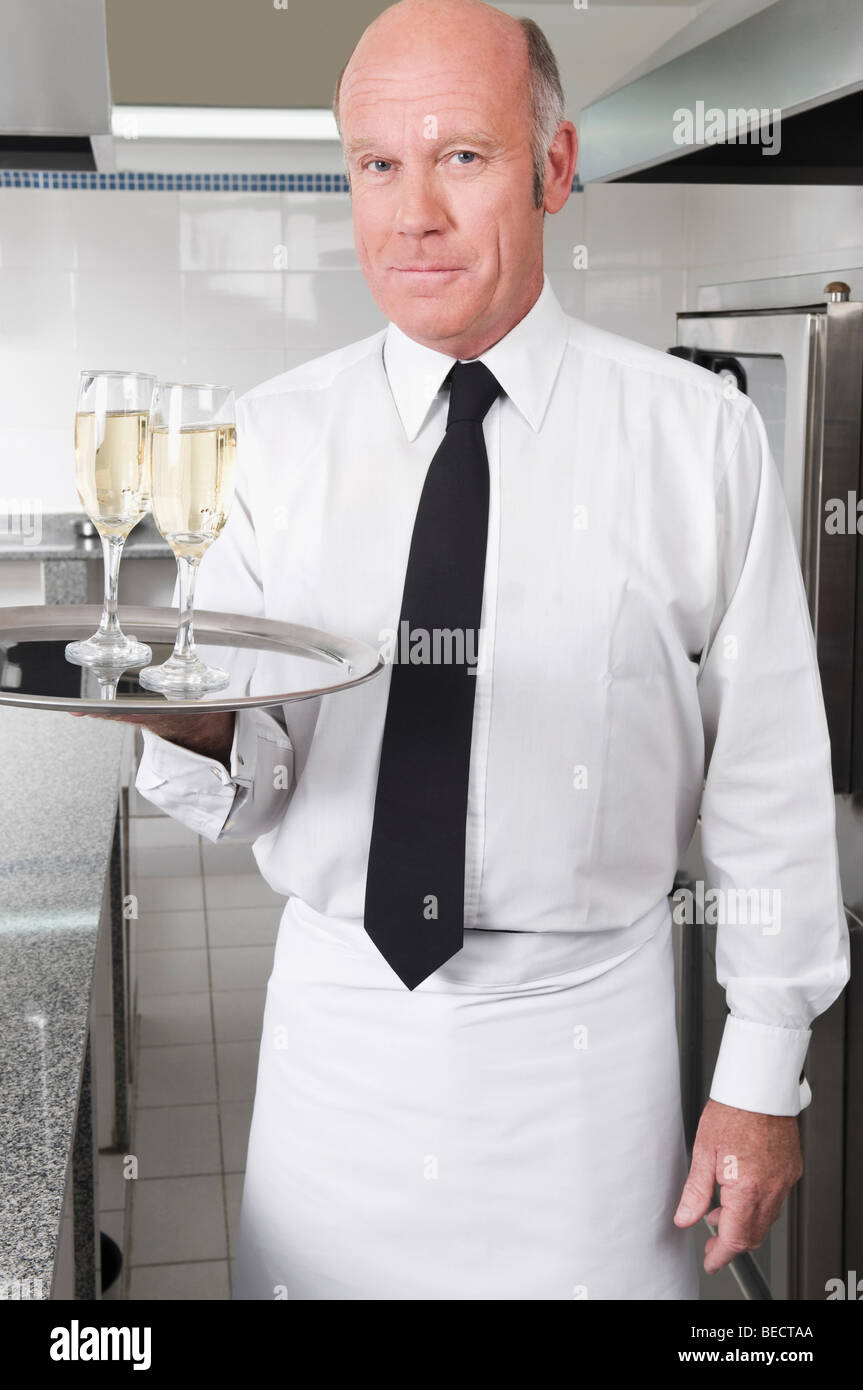 Waiter holding un plateau de flûtes à champagne Banque D'Images