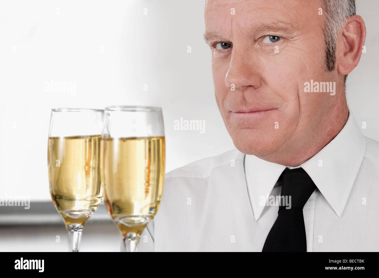 Waiter holding un plateau de flûtes à champagne Banque D'Images