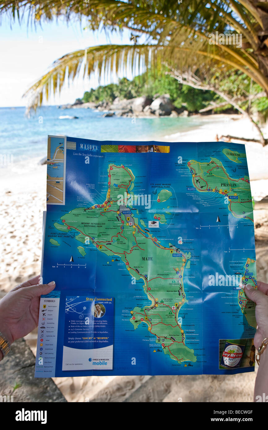 Femme hoding une carte de l'Sychelles dans sa main, l'île de Mahé, Seychelles, océan Indien, Afrique Banque D'Images