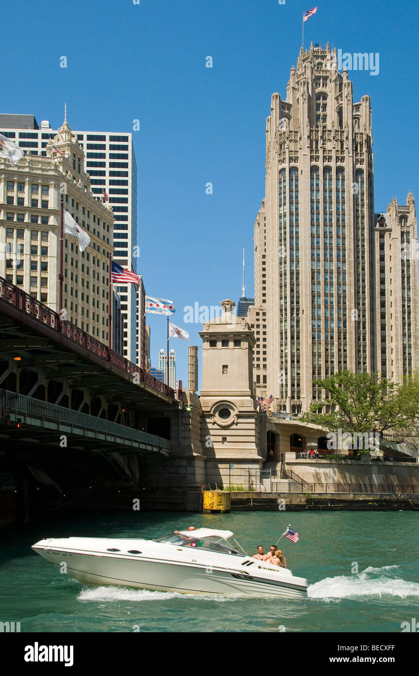 Bateau à moteur d'une croisière sur la rivière Chicago à la Michigan Avenue Bridge avec les bâtiments et Wrigley WGN dans l'arrière-plan. Banque D'Images