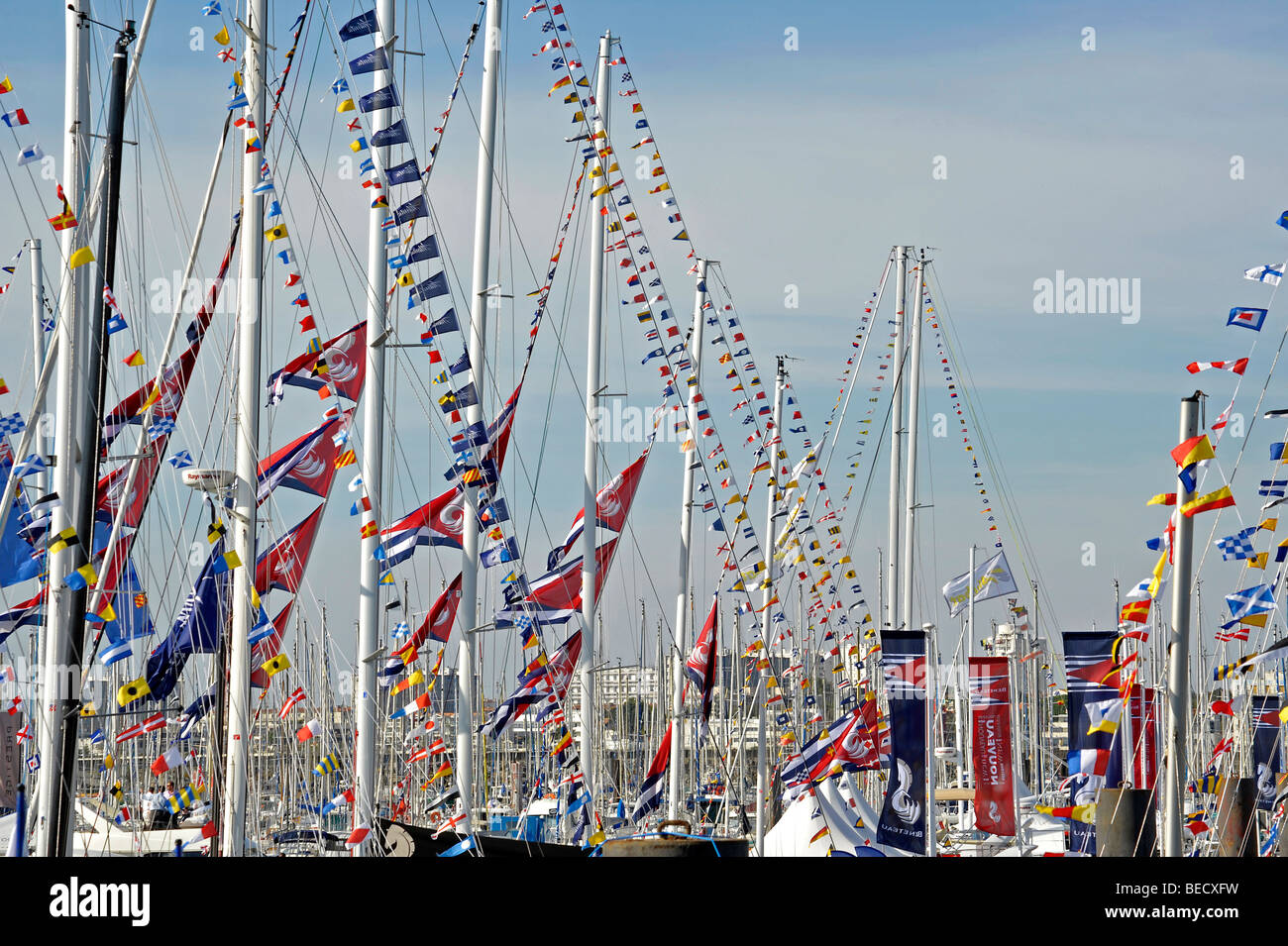 Les mâts des yachts au Grand Pavois salon nautique international à La Rochelle, France. Banque D'Images