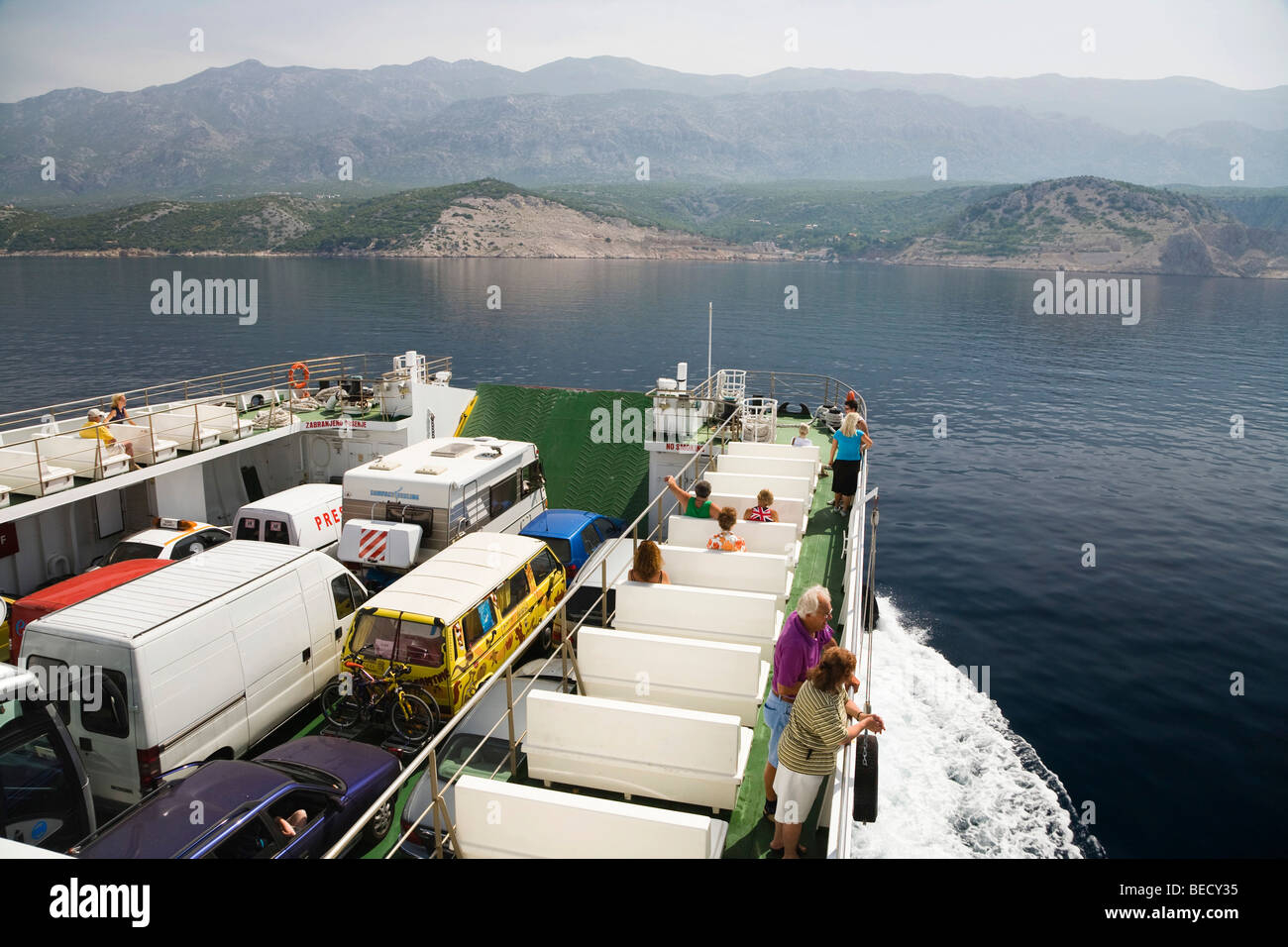 Les touristes et les voitures sur un ferry de Rab à Jablanac, la baie de Kvarner, Istrie, Croatie, Mer Adriatique, Mer Méditerranée, Europe Banque D'Images