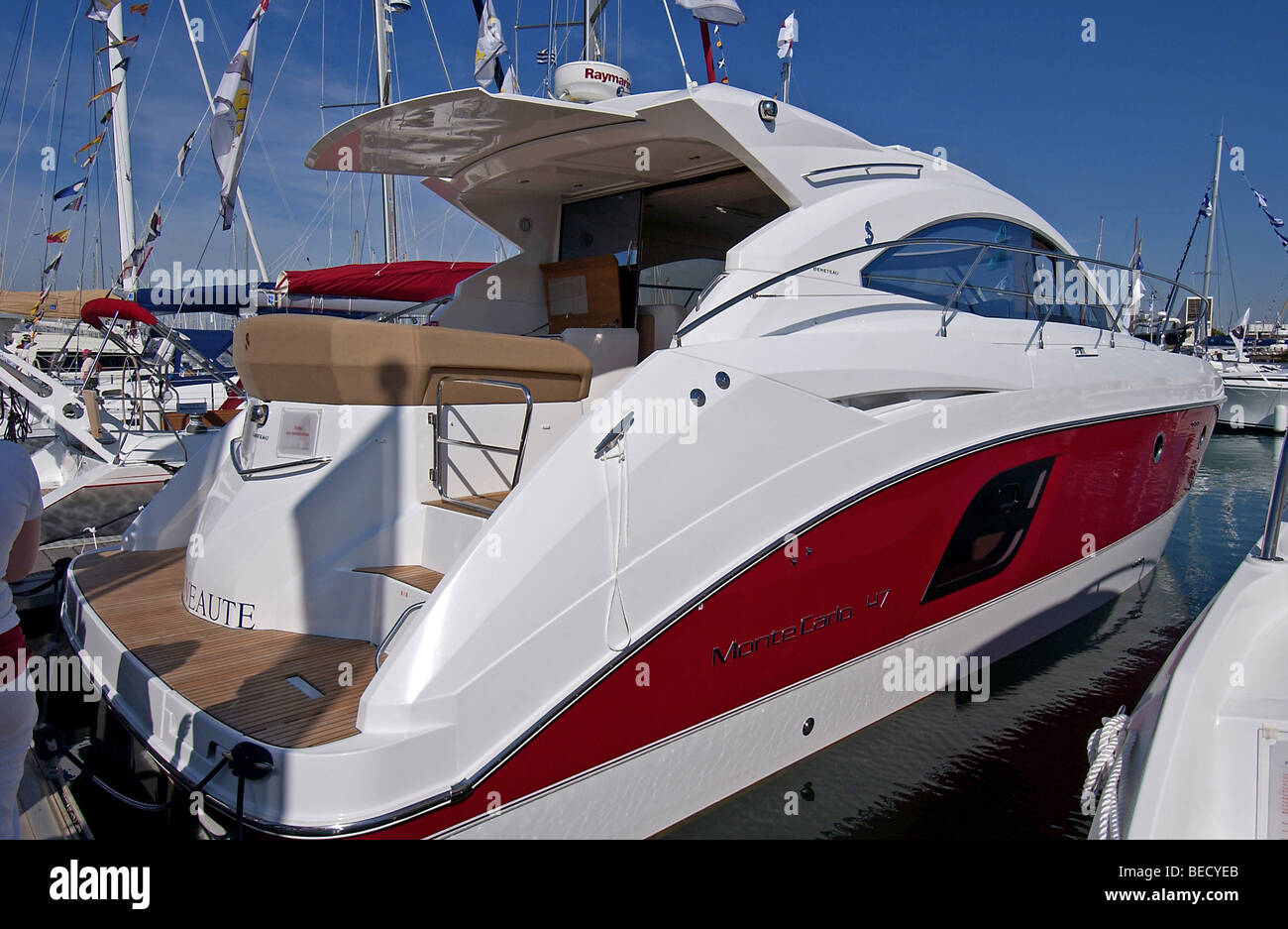 Bateau de luxe amarrés au Grand Pavois salon nautique international à La Rochelle, France. Banque D'Images