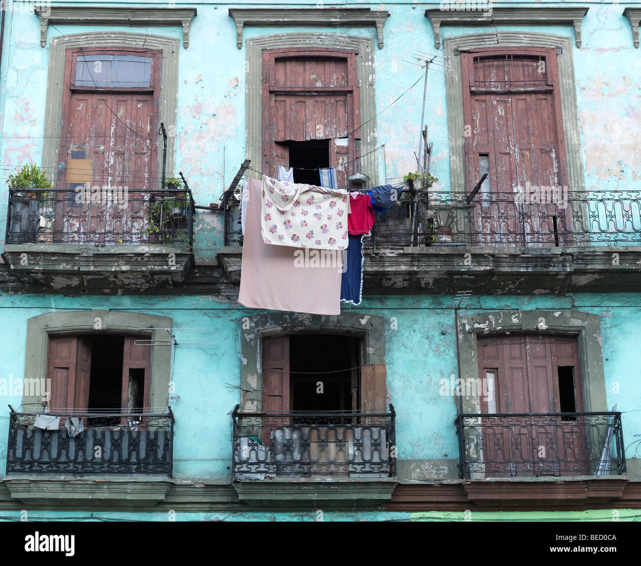 Un bâtiment historique vert chambre avec balcon dans les rues de La Havane, Cuba, en photo le 1 mars 2009. Banque D'Images