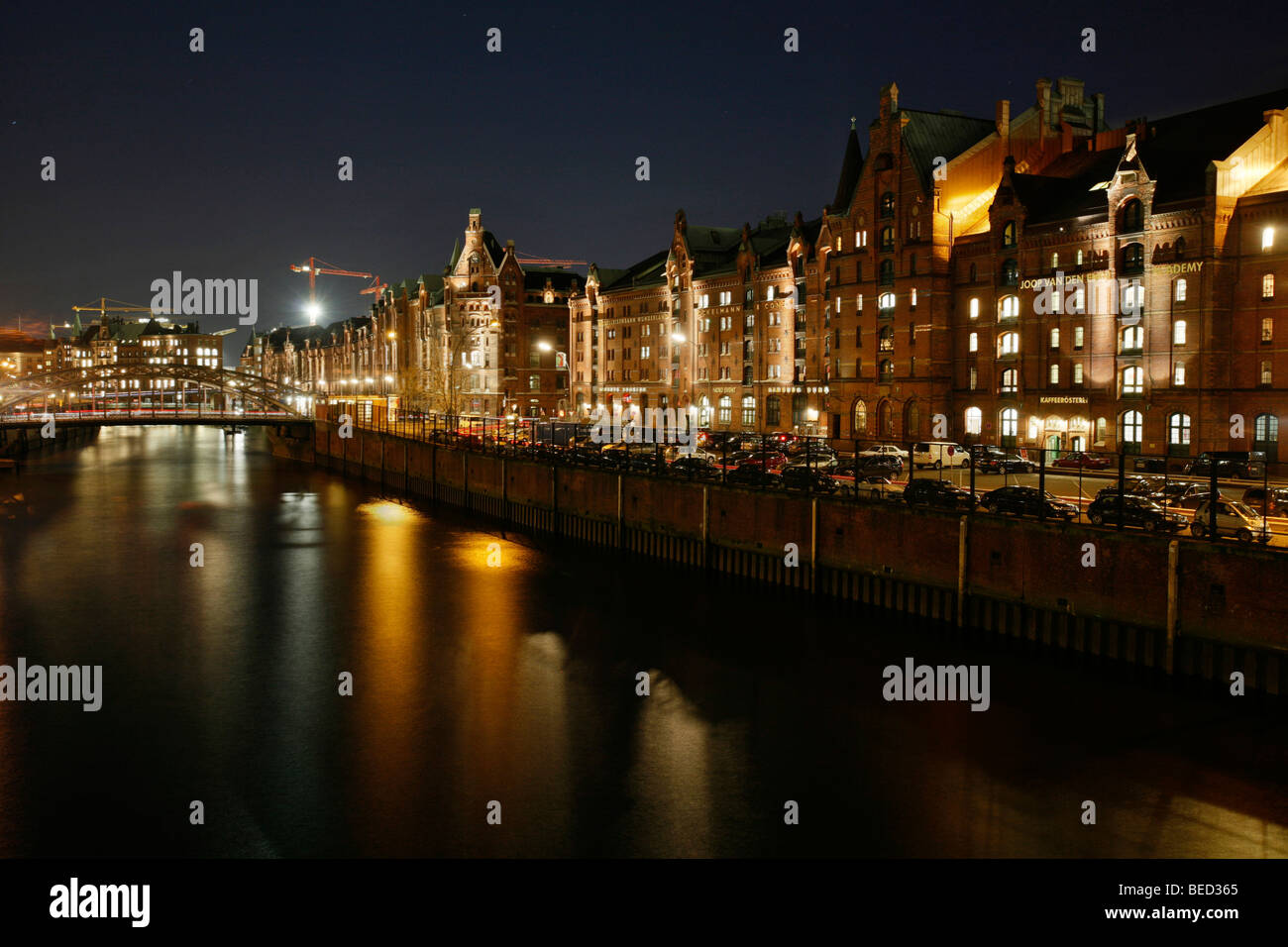 Vue depuis le pont d'Holzbruecke les vieux bâtiments historiques dans le quartier des entrepôts de Speicherstadt, Hambourg, Allemagne Banque D'Images