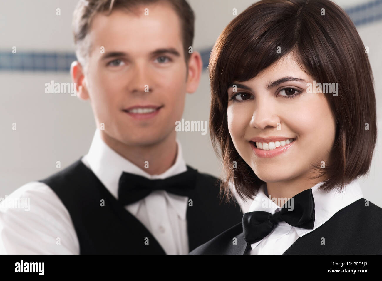 Portrait de deux serveurs dans un restaurant. Banque D'Images