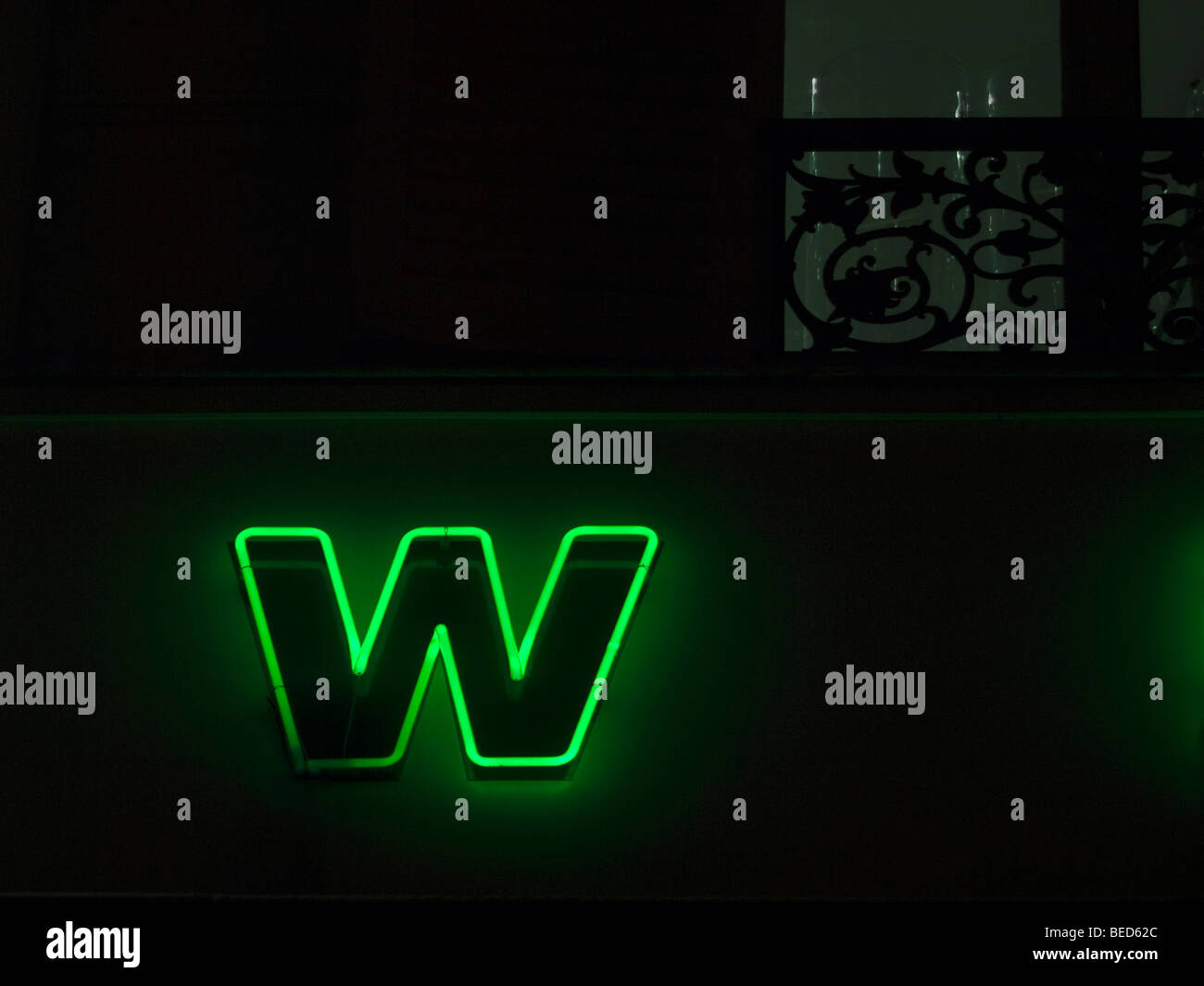 Lettre W d'un néon dans la nuit Banque D'Images