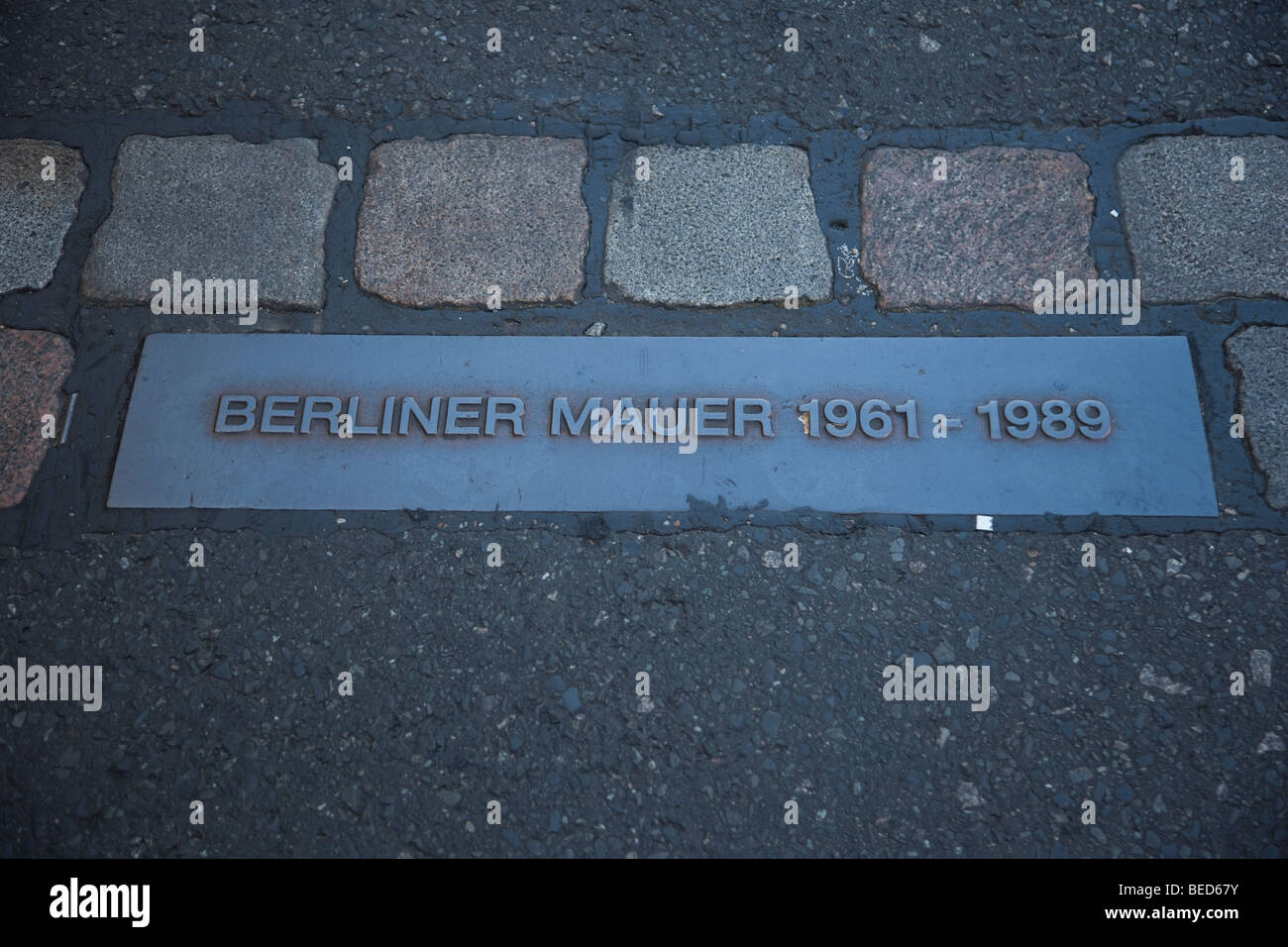 Berlin, Allemagne - une double rangée de blocs de granit marque le tracé de l'ancien mur de Berlin à Berlin Banque D'Images
