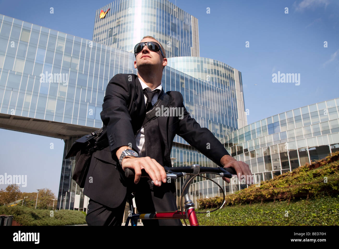 L'homme d'affaires sur un vélo Banque D'Images