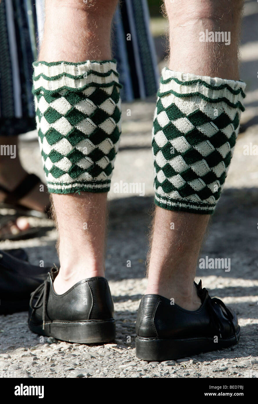 Homme portant soi-disant, Wadelwaermer à motifs de diamants et de laine pour garder les veaux, chaud costume bavarois, dans Voirha Banque D'Images