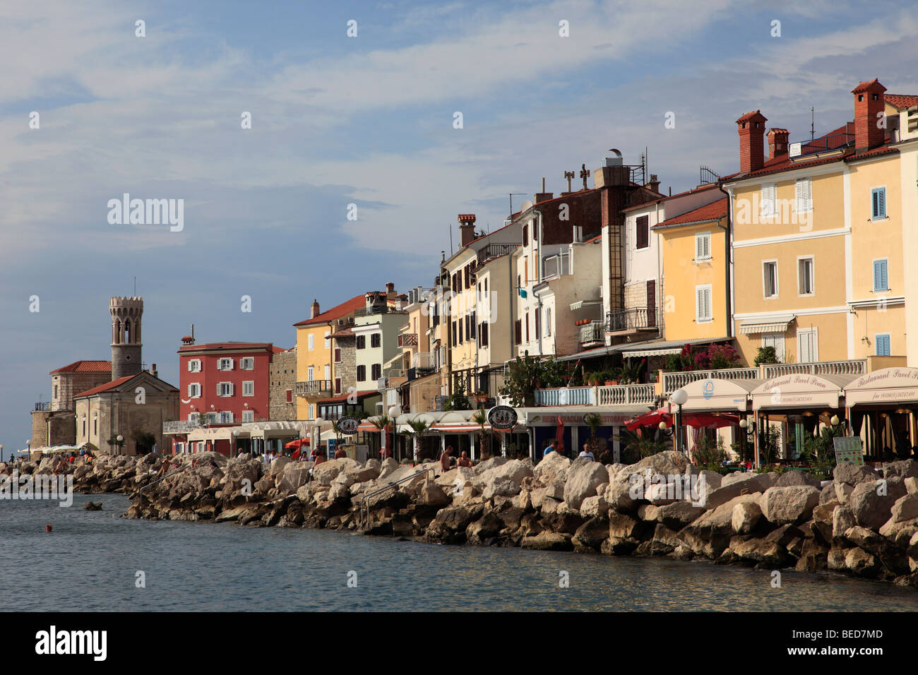 La Slovénie, Piran, scène de rue en bord de mer Banque D'Images