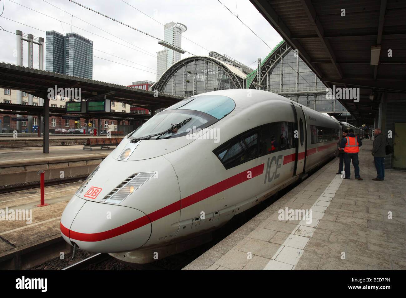 Train InterCityExpress, glace à la gare centrale de Francfort, Frankfurt/Main, Hesse, Germany, Europe Banque D'Images