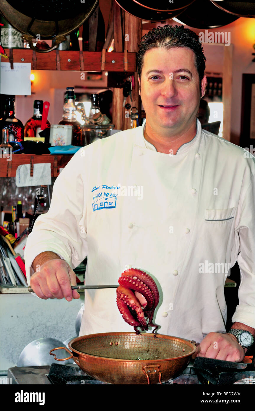 Le Portugal, l'Algarve : Chef José Pinheiro avec un ocotpus (polvo) dans son restaurant Banque D'Images