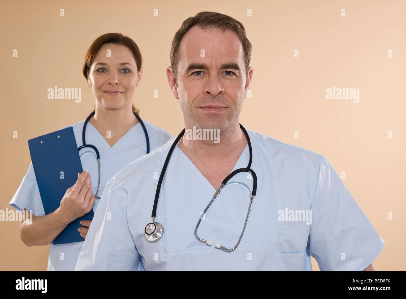 Portrait d'un homme et une femme médecin Banque D'Images