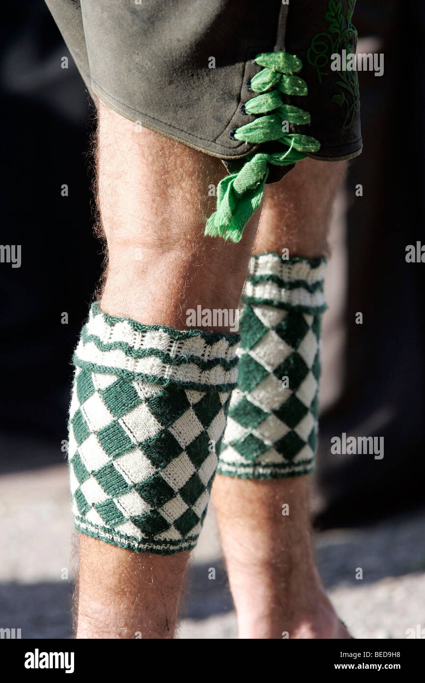 Homme portant soi-disant, Wadelwaermer à motifs de diamants et de laine pour garder les veaux, chaud costume bavarois, dans Voirha Banque D'Images