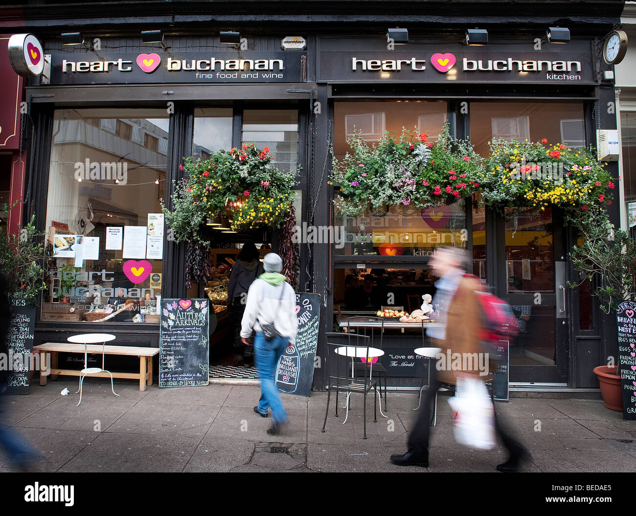 Vue extérieure de coeur Buchanan épicerie fine et café sur Byres Road dans le West End de Glasgow, en Écosse. Banque D'Images