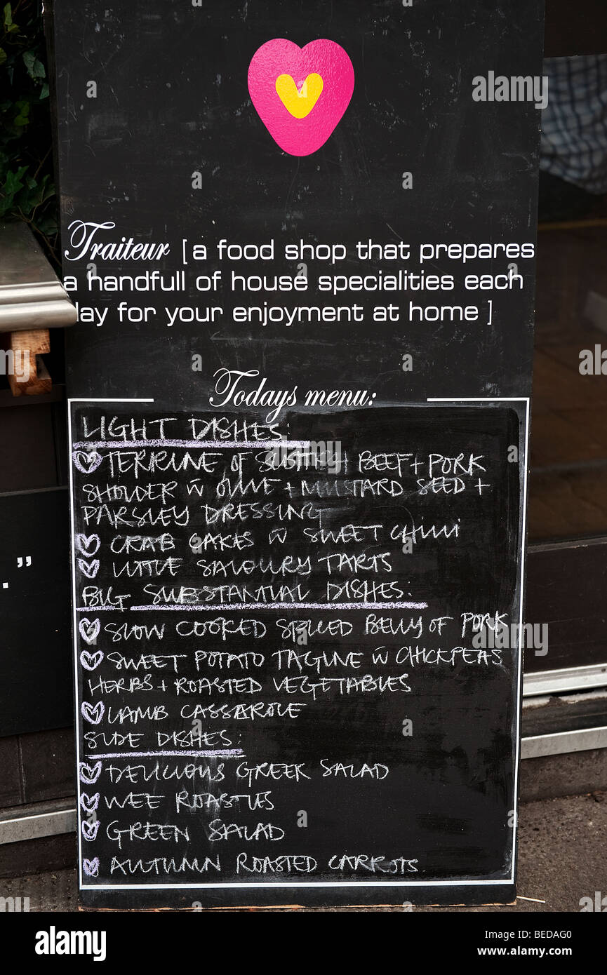 Tableau des signes et des menus à l'extérieur de coeur Buchanan épicerie fine et café sur Byres Road dans le West End de Glasgow. Banque D'Images