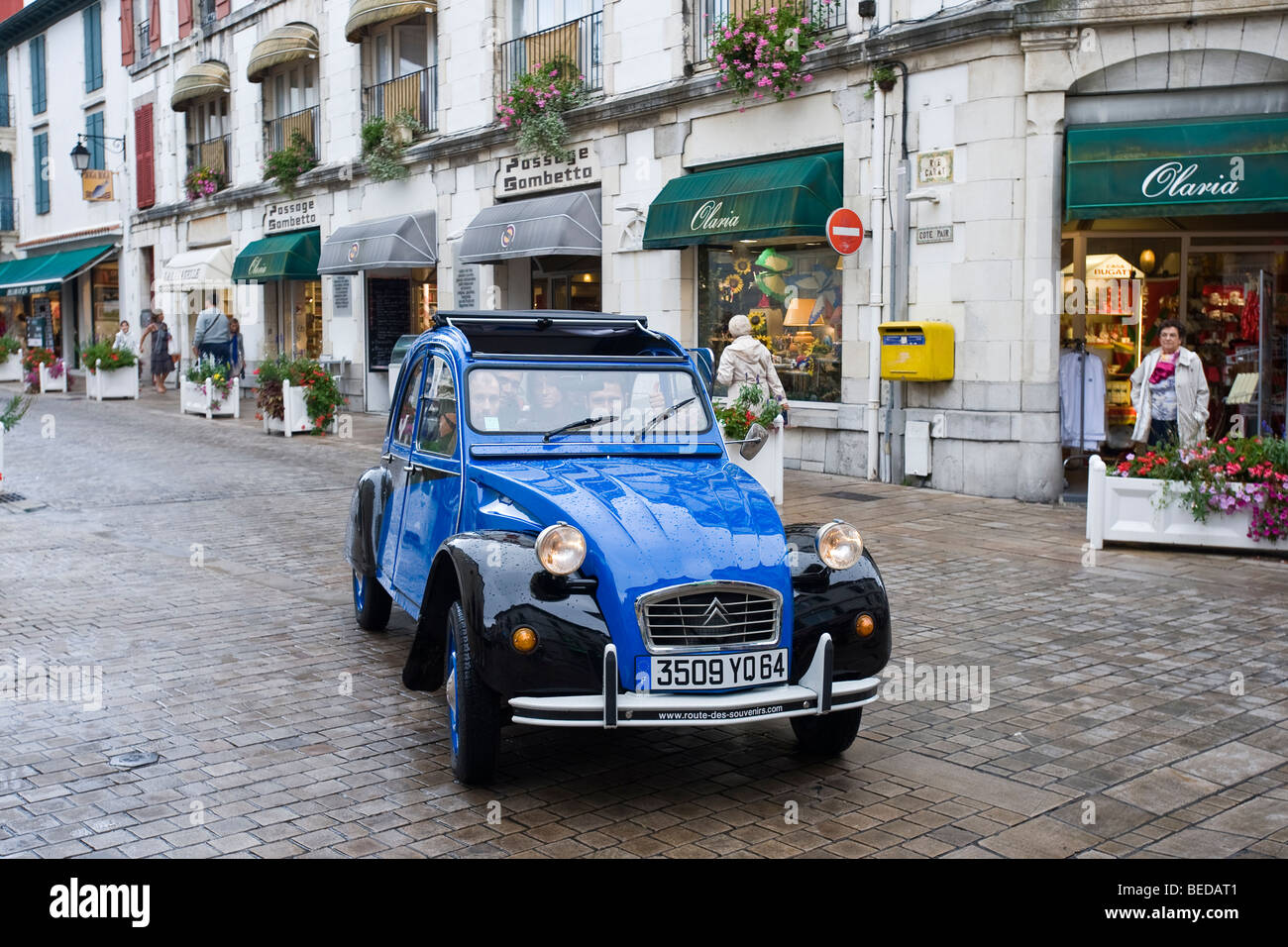 Citroën 2CV, voiture culte sur de road, Saint Jean de Luz, Aquitaine, France, Europe Banque D'Images