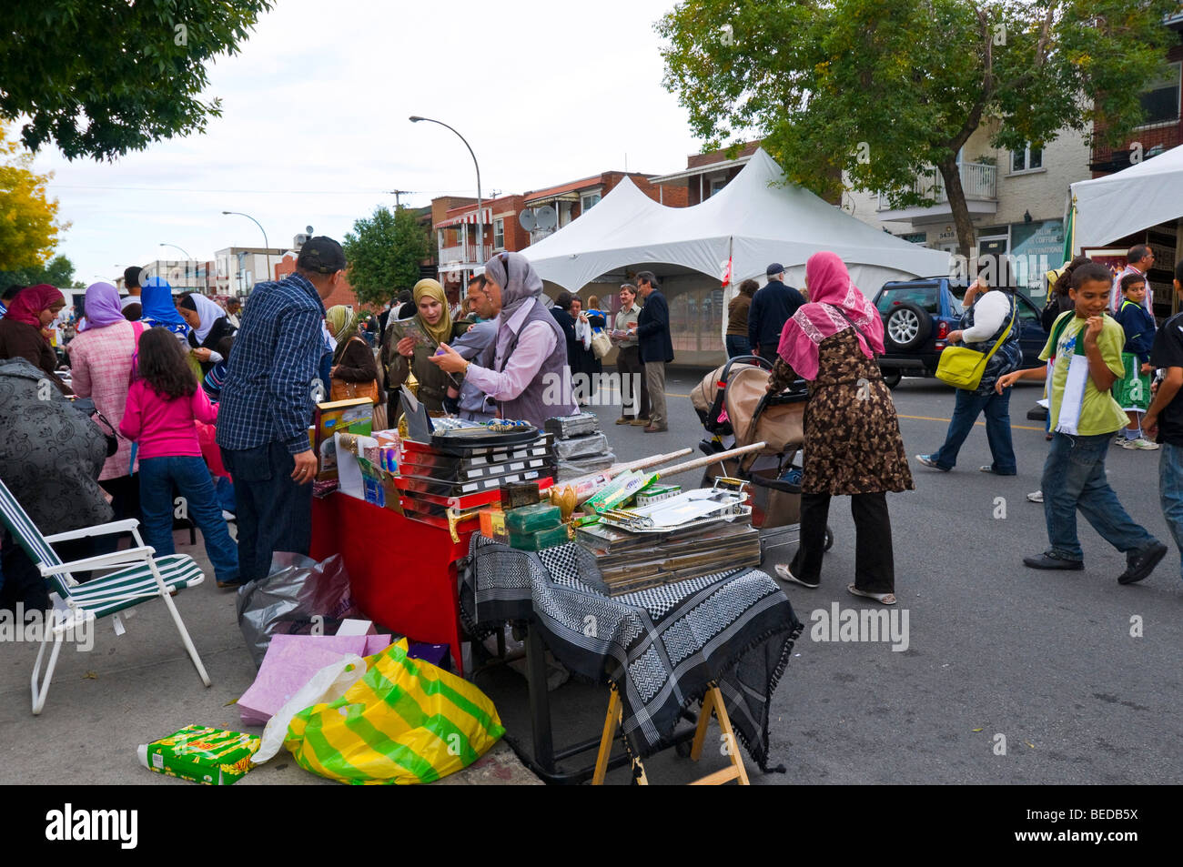 Foire De Rue Stands Dans Le Petit Maghreb Montreal Canada Photo Stock Alamy