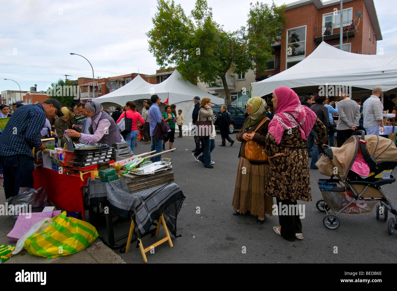 Foire De Rue Stands Dans Le Petit Maghreb Montreal Canada Photo Stock Alamy