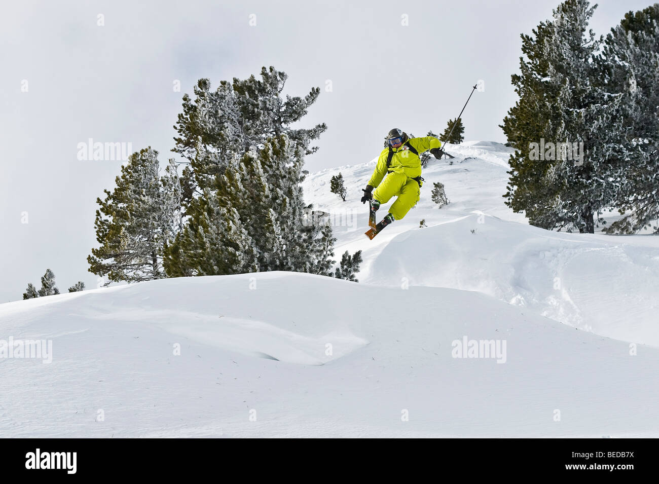 La neige profonde, skieur freerider, faisant une queue grab, sautant au dessus d'une corniche, Tyrol, Autriche, Europe Banque D'Images