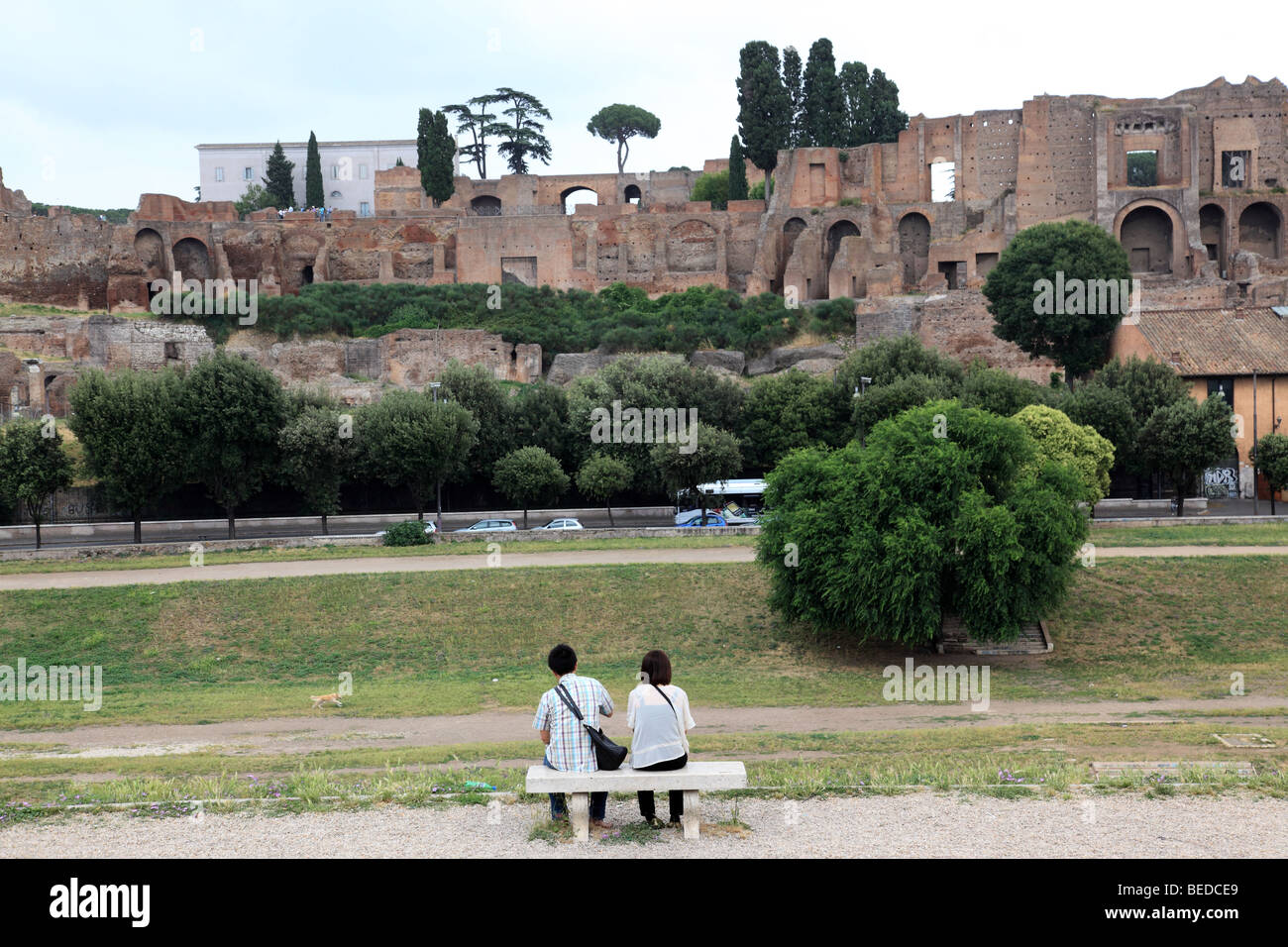 En regardant vers les vestiges de l'ancienne Rome. Banque D'Images