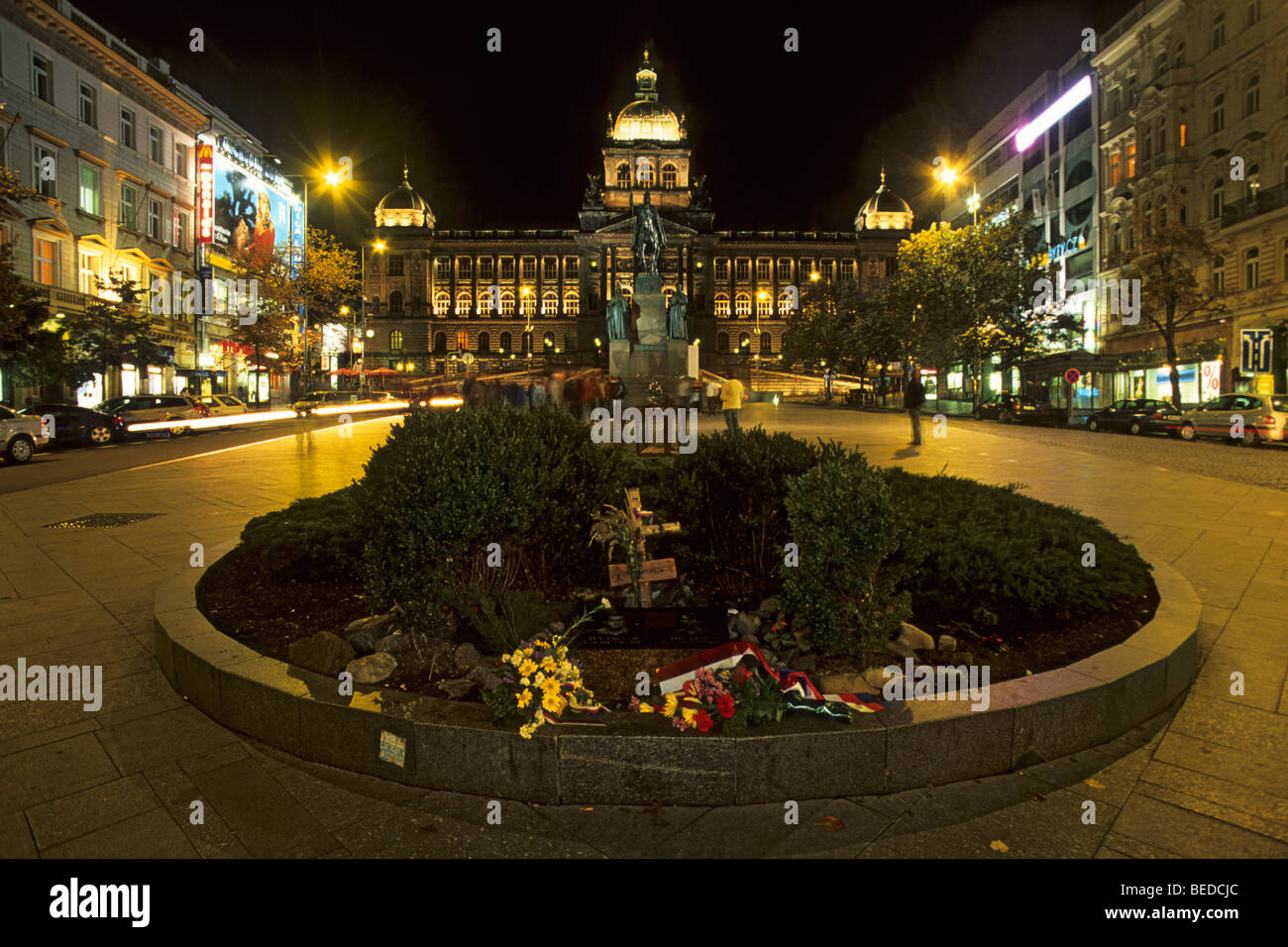 Mémorial aux victimes du communisme, entre autres, Jan Palach, et le musée national, la Place Venceslas, Prague, Tchéquie, Euro Banque D'Images