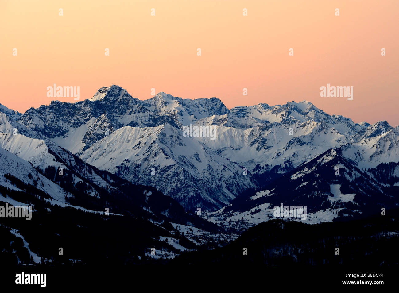 Vue panoramique sur les sommets des montagnes, au coucher du soleil, Alpes Allgaeu, Tyrol, Autriche, Europe Banque D'Images