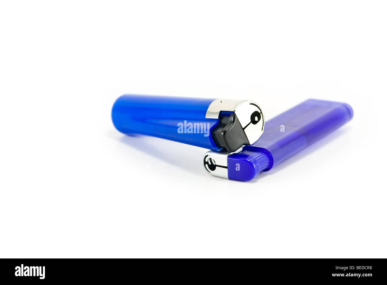 Deux briquets en plastique bleu isolated on white Banque D'Images