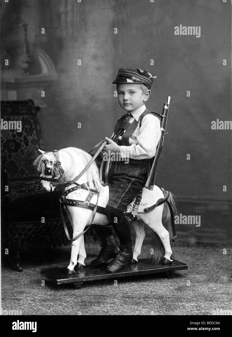 Photographie historique, jeune garçon assis sur un cheval à bascule, vers 1905 Banque D'Images