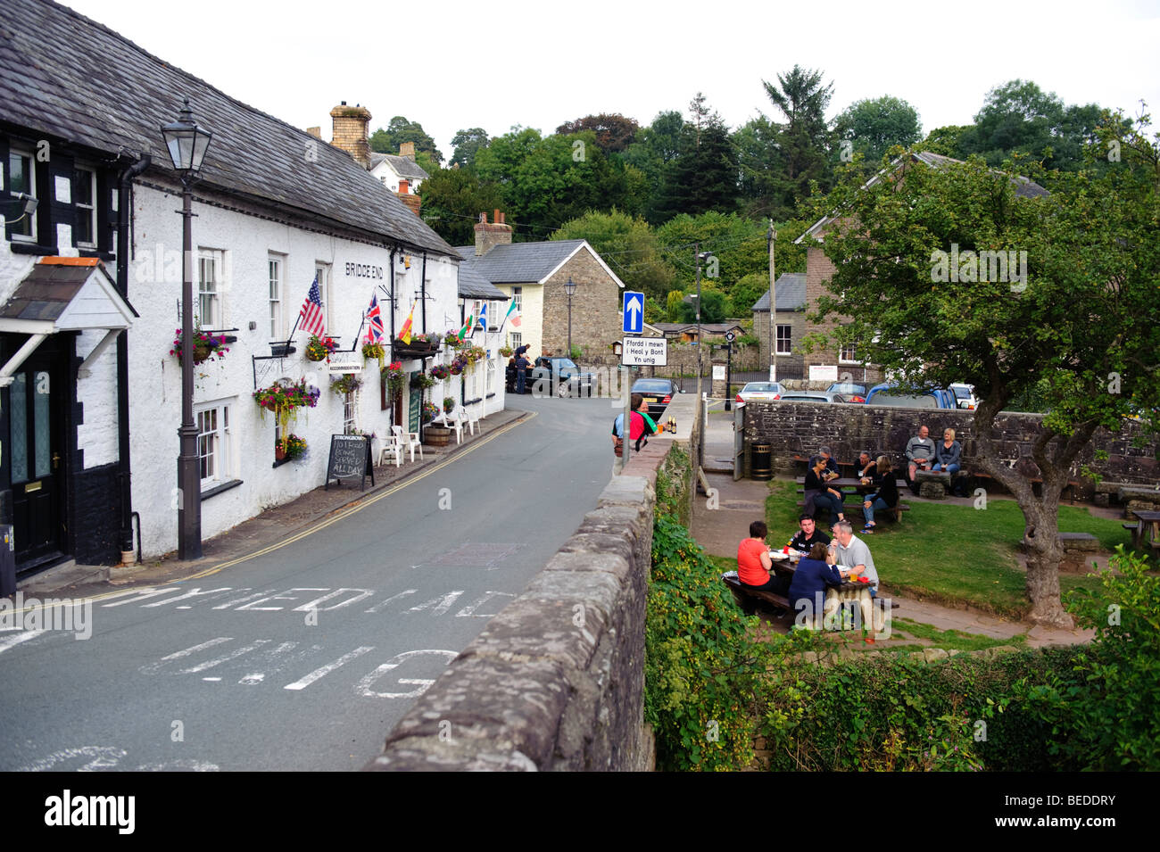 Soirée d'été à la Bridge End Inn pub et le café en plein air sur la rivière Usk à Crickhowell, Powys Pays de Galles UK Banque D'Images