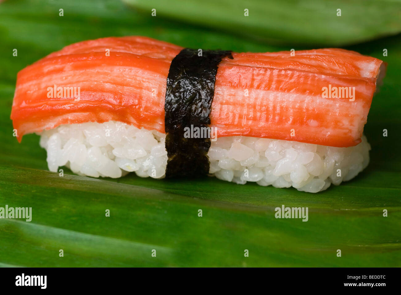 Avec Sushi surimi, crabe artificiel, sur une feuille de bananier Banque D'Images