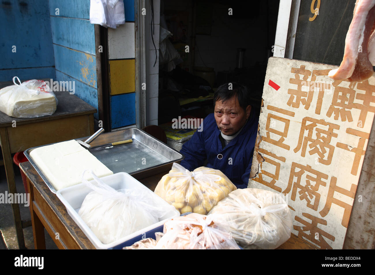 Marchand dans un hutong, une ruelle étroite dans la vieille partie de la ville, Beijing, China, Asia Banque D'Images