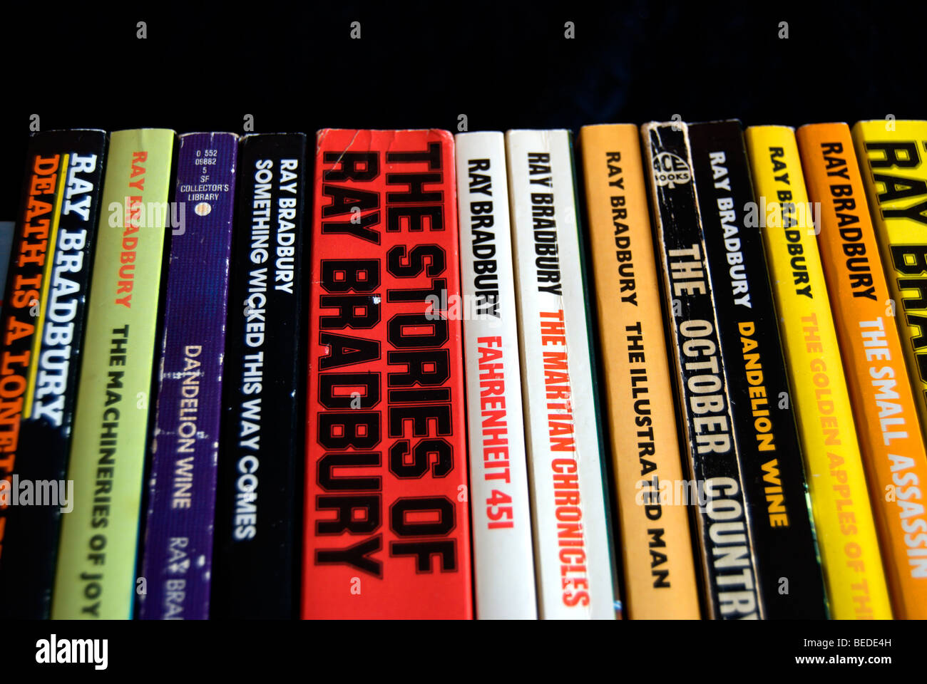 Rangée de livres de science-fiction américain Ray Bradbury, y compris son œuvre la plus connue, Fahrenheit 451 Banque D'Images