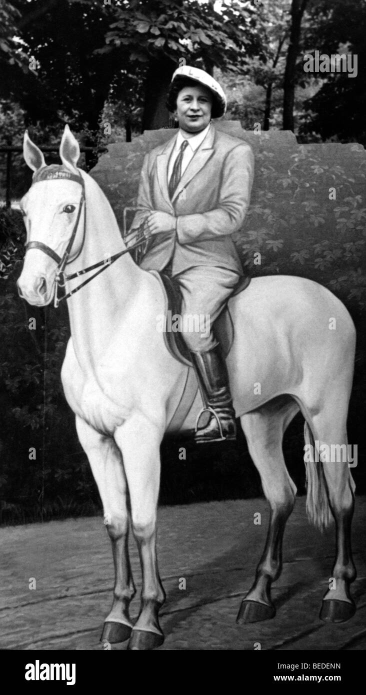 Photographie historique, mur en carton avec photo d'un cavalier avec un vrai chef, vers 1912 Banque D'Images