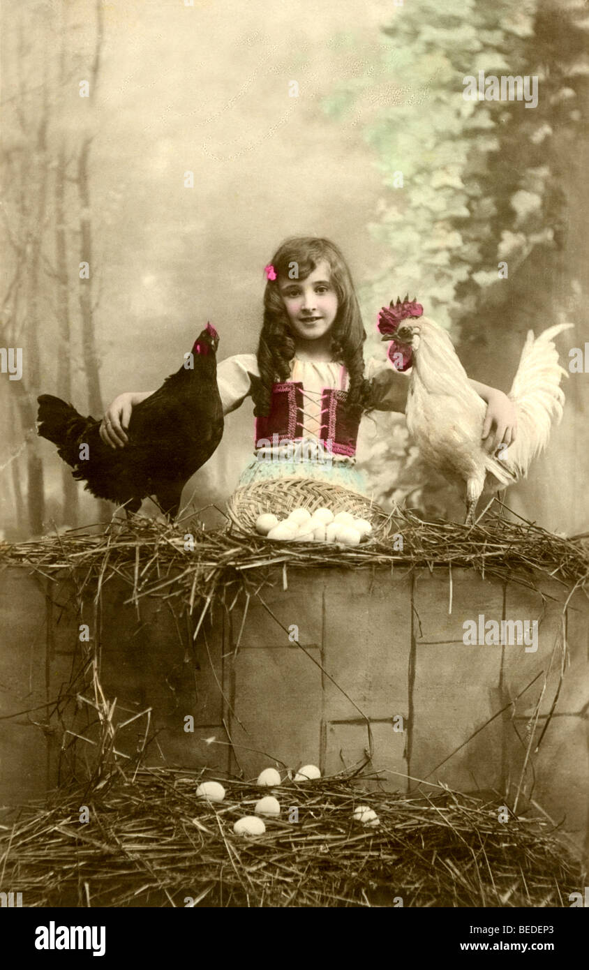 Photographie historique, fille avec deux poulets, vers 1912 Banque D'Images