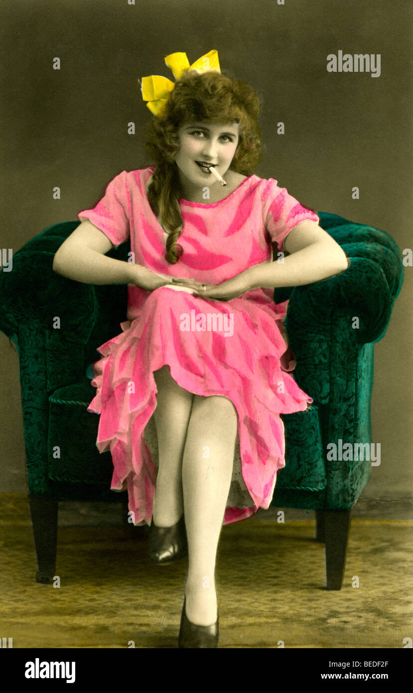Photographie historique, femme fumant, vers 1915 Banque D'Images