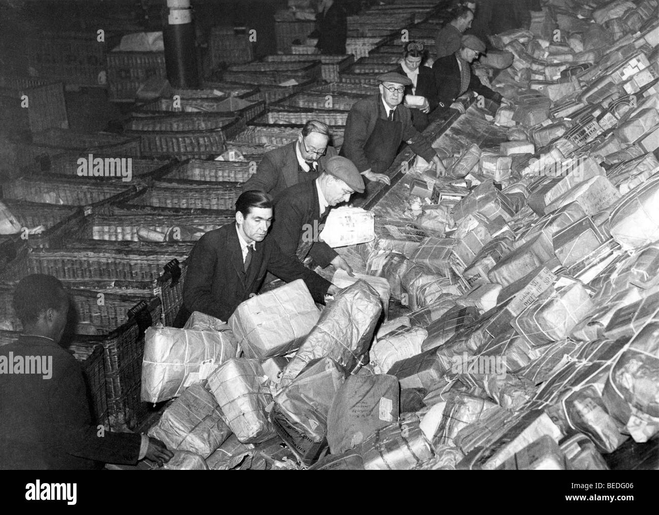 Photographie historique, travailleurs et travailleuses des postes le tri des paquets, autour de 1925 Banque D'Images