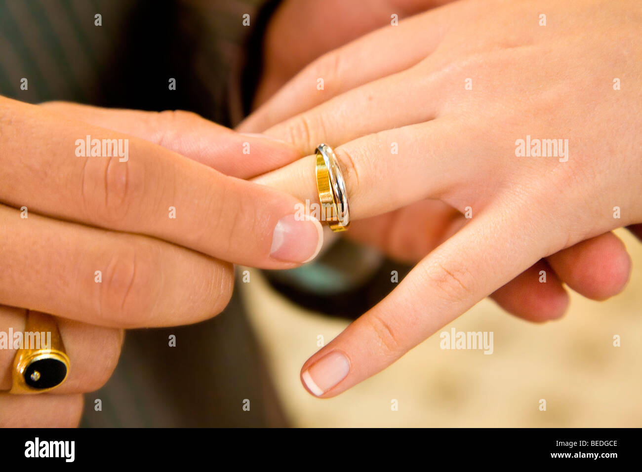 Mariée et le marié l'échange d'anneaux de mariage d'OR Banque D'Images