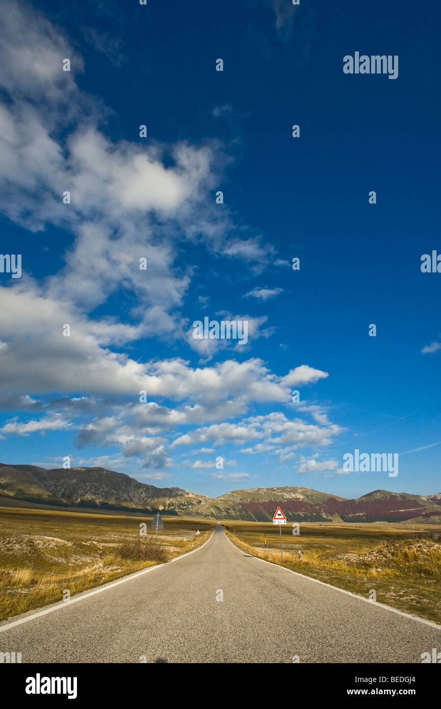 Never ending road, route de montagne à la Gran Sasso d'Italia, Abbruzzies, Abruzzes, Italie, Europe Banque D'Images